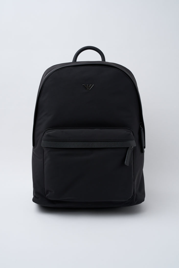 zaino-in-nylon-riciclato-con-logo-e-tasca-anteriore-1
