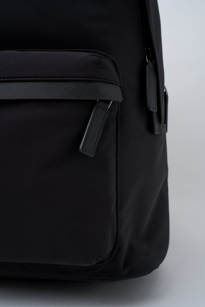zaino-in-nylon-riciclato-con-logo-e-tasca-anteriore-2