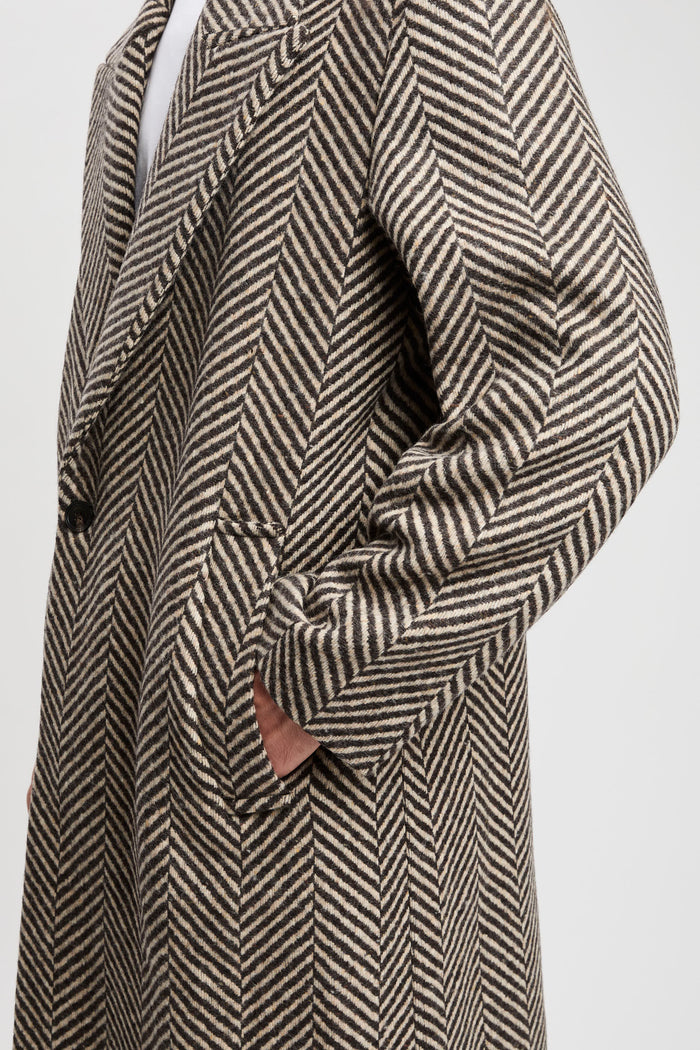 einreihiger-mantel-aus-wolltweed-mit-chevron-muster-4