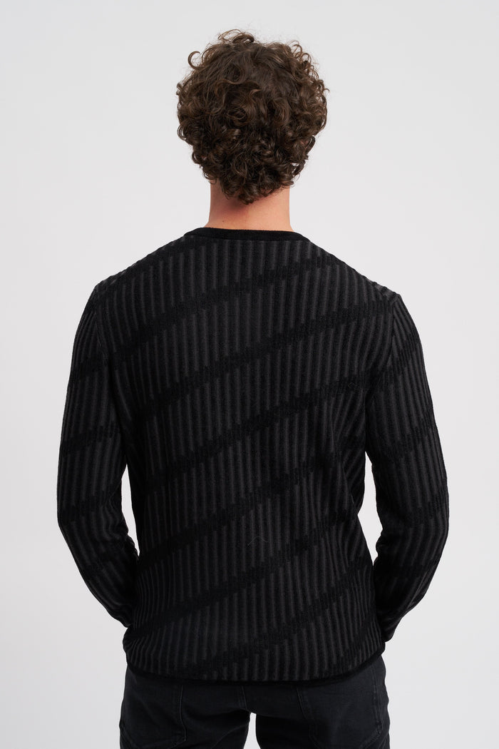 zweifarbiger-henley-pullover-aus-jacquardwolle-und-chenille-4