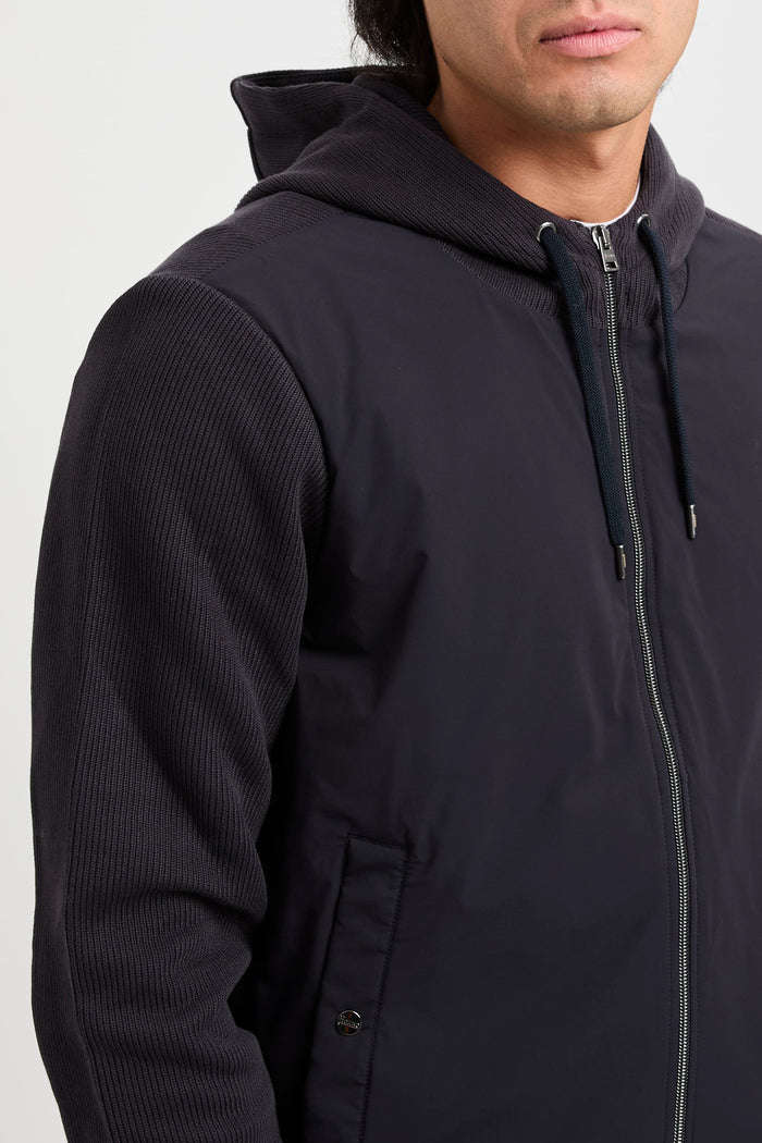 resortjacke-aus-interlock-in-strickoptik-und-ponente-reisenylon-3