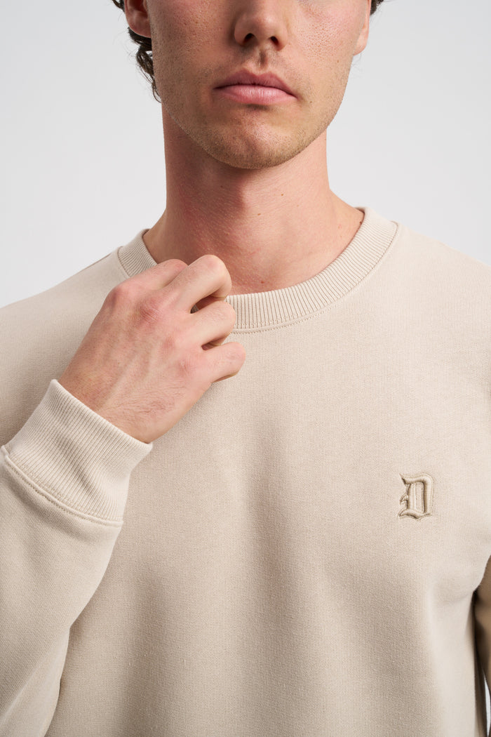 sweatshirt-mit-rundhalsausschnitt-und-gesticktem-logo-2