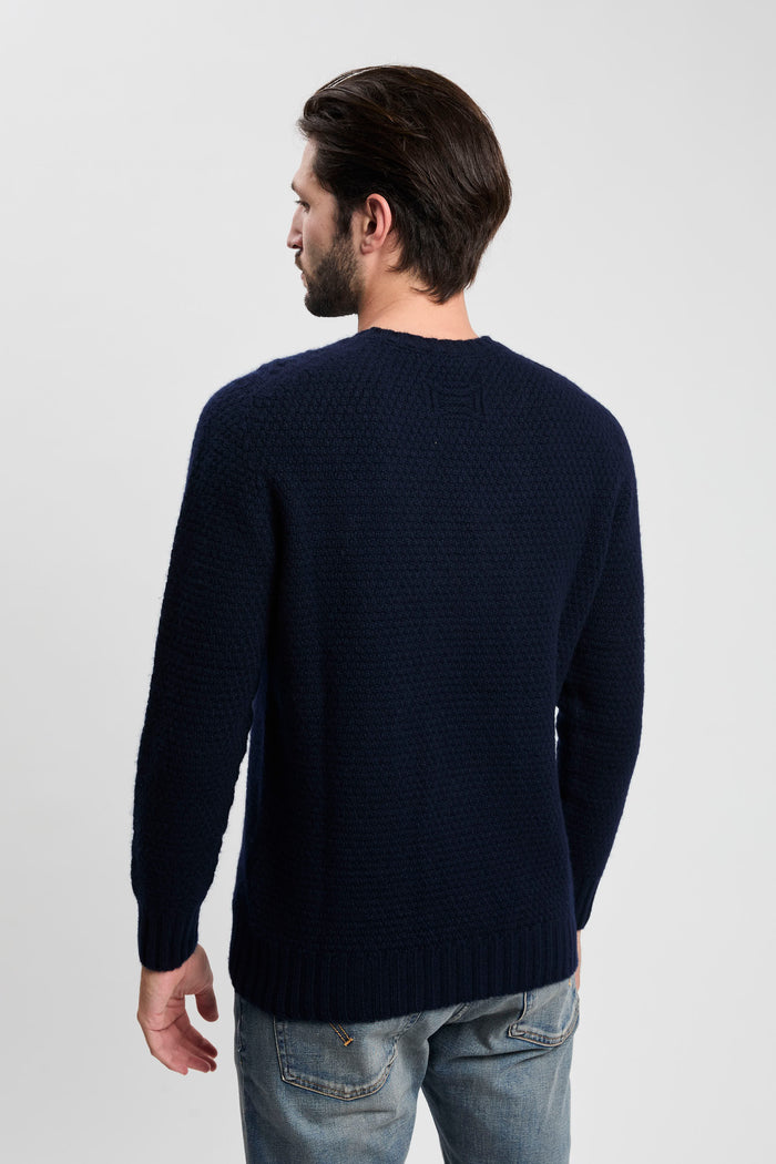 rundhalsausschnitt-aus-lammwolle-4