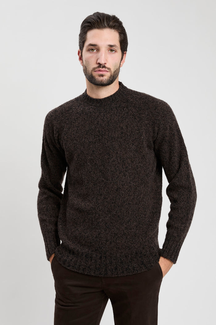 rundhalsausschnitt-aus-lammwolle-2