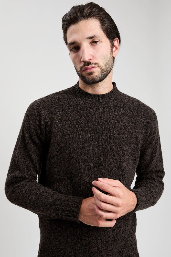 rundhalsausschnitt-aus-lammwolle-6