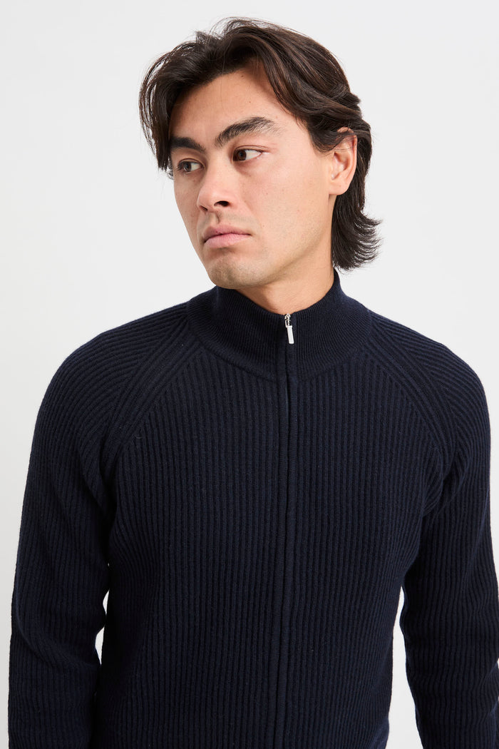 offener-pullover-mit-reissverschluss-1