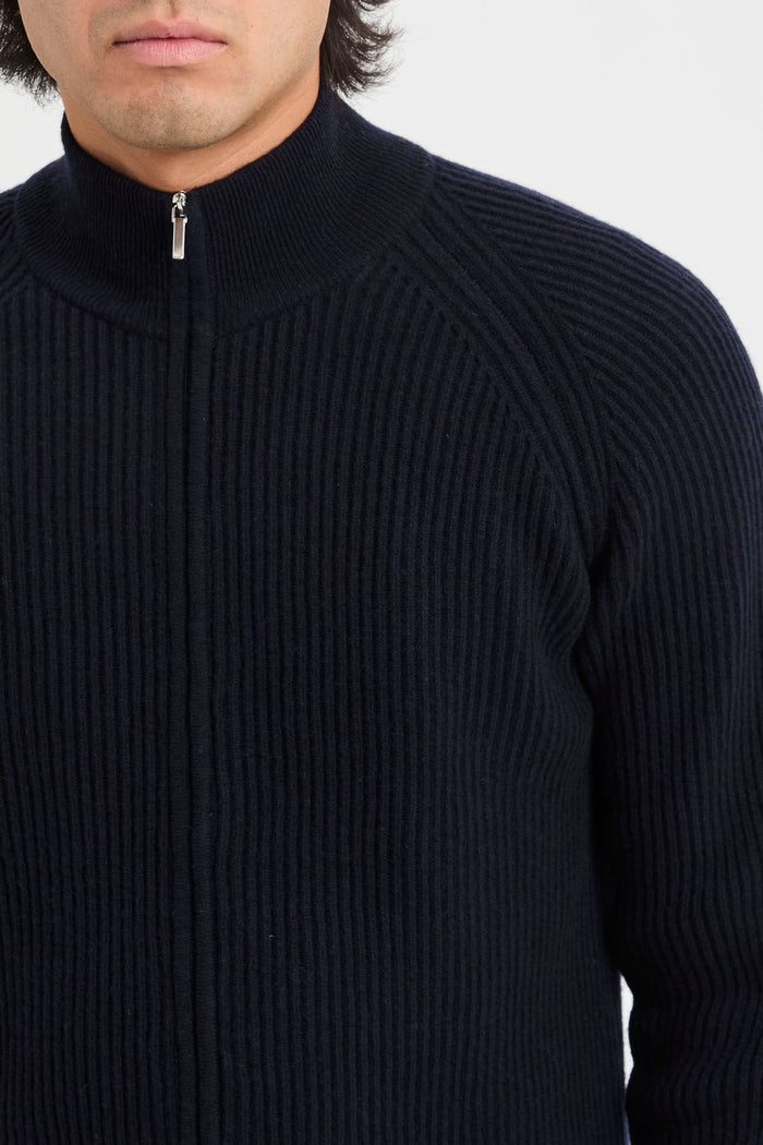 offener-pullover-mit-reissverschluss-4