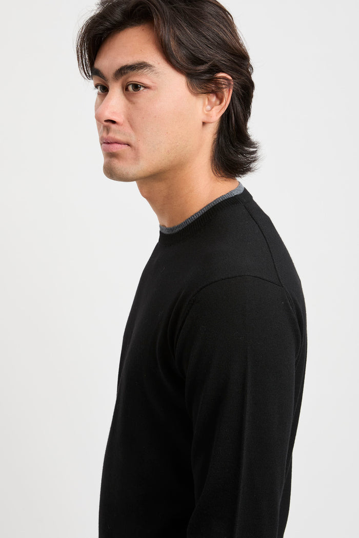 rundhalspullover-mit-kontrastierenden-profilen-6