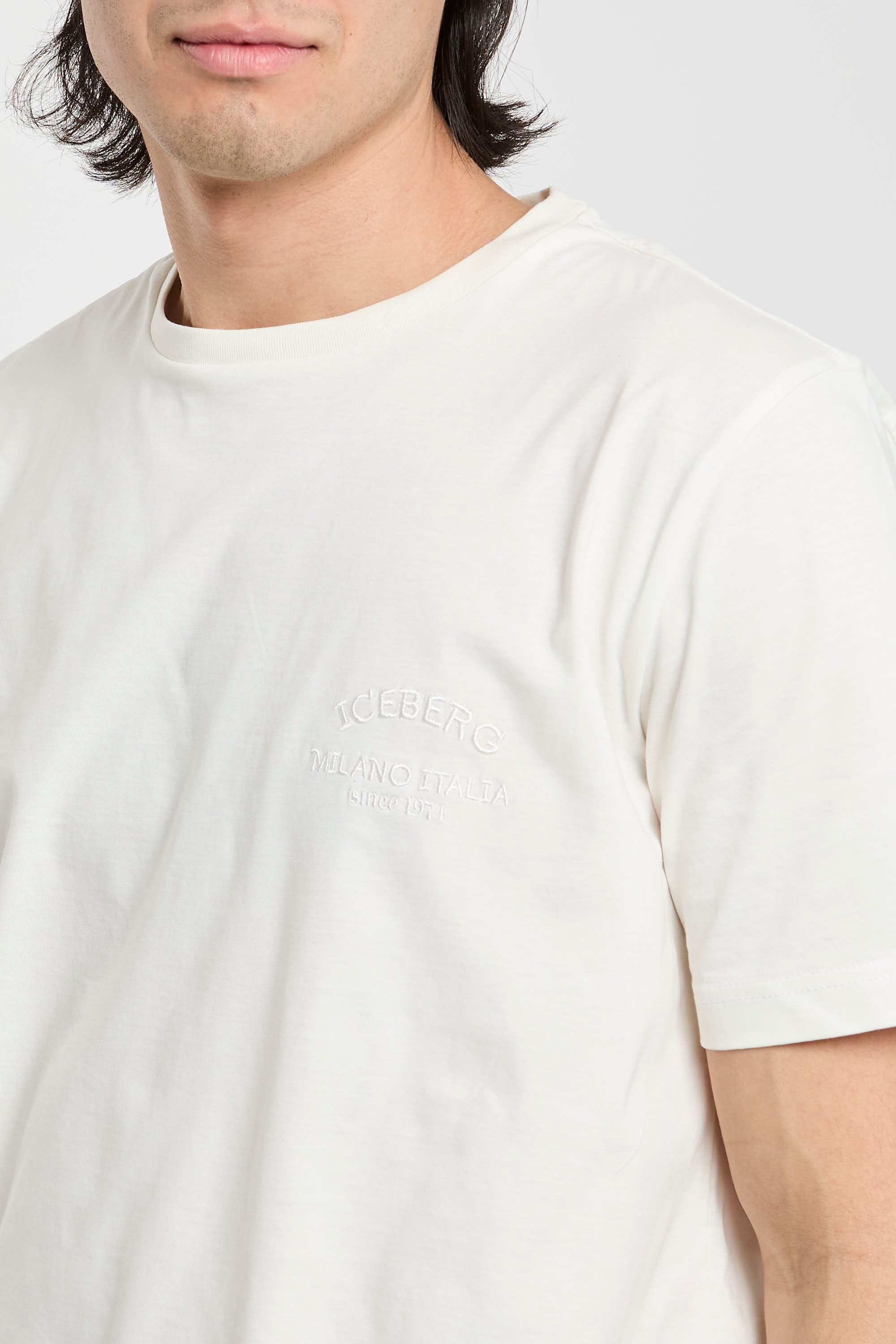 T-shirt con logo ricamato-1