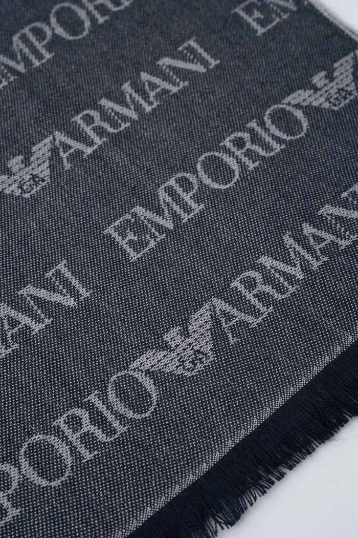 sciarpa-jacquard-in-lana-vergine-con-logo-e-frange-3