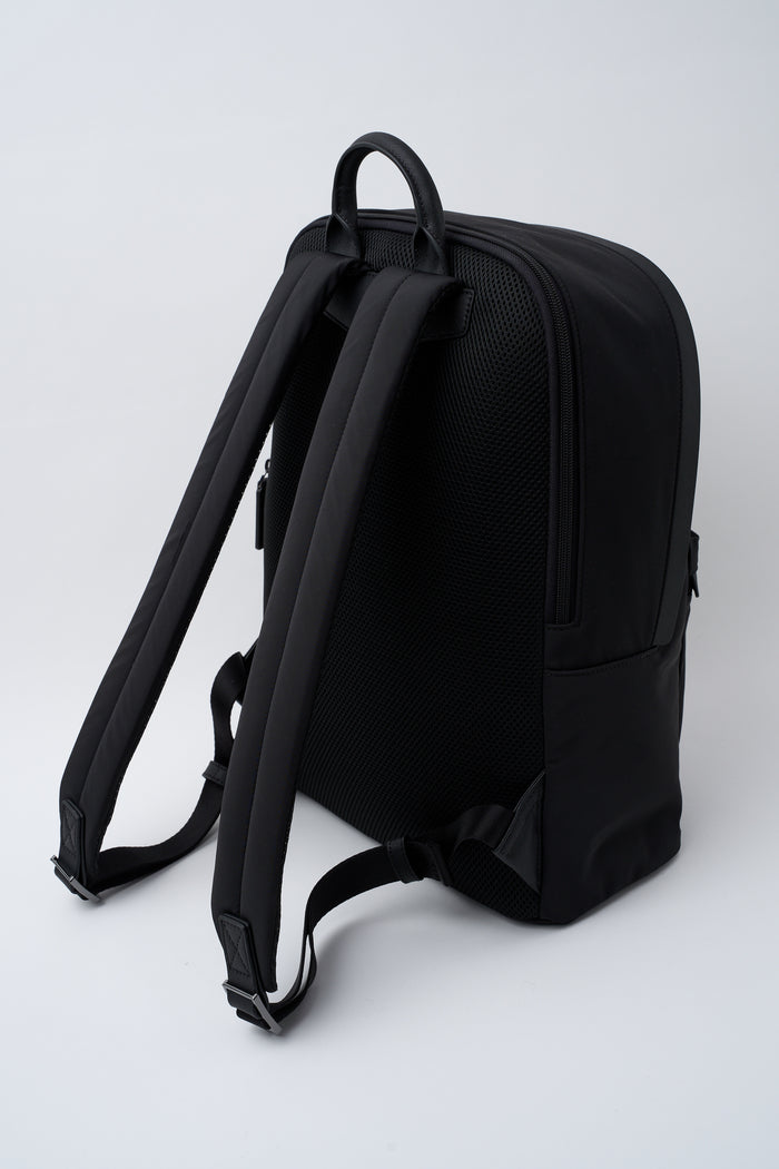 zaino-in-nylon-riciclato-con-logo-e-tasca-anteriore-4