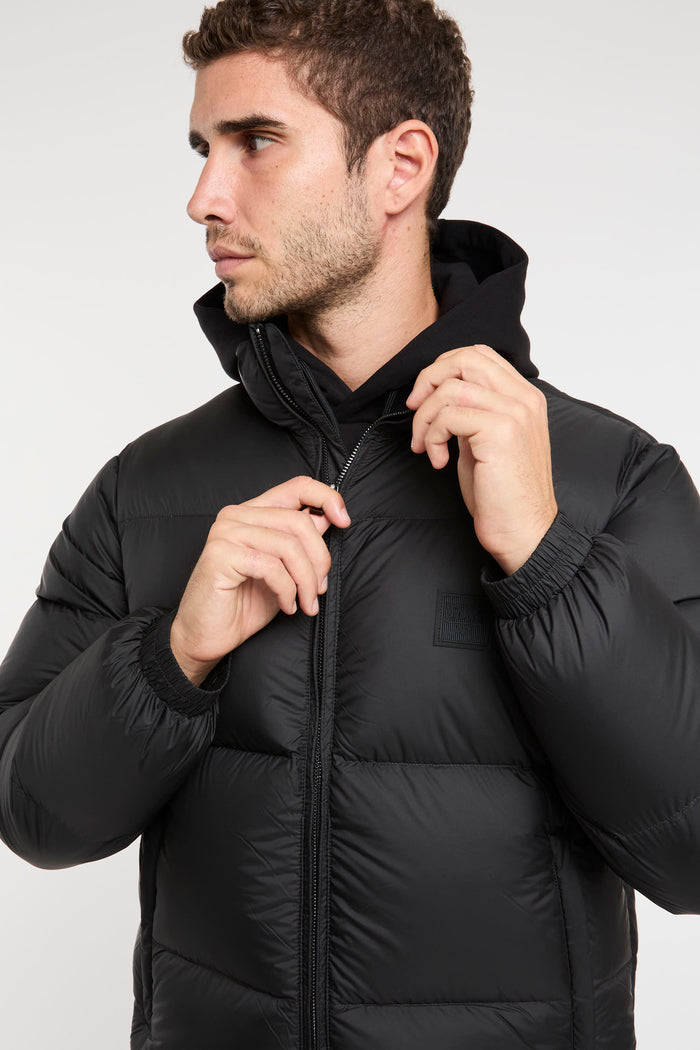 schwarzer-gummierte-daunenjacke-emporio-armani-7