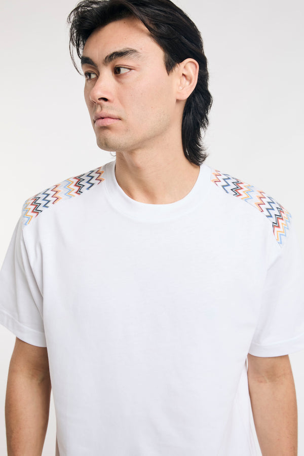 T-shirt in cotone con inserti chevron sulle spalle - 7