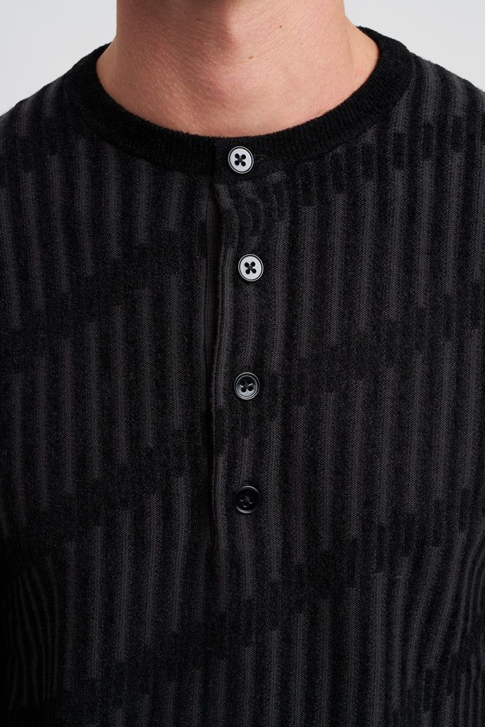 zweifarbiger-henley-pullover-aus-jacquardwolle-und-chenille-2