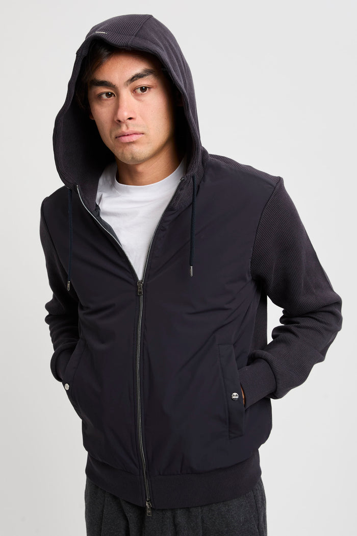 resortjacke-aus-interlock-in-strickoptik-und-ponente-reisenylon-7