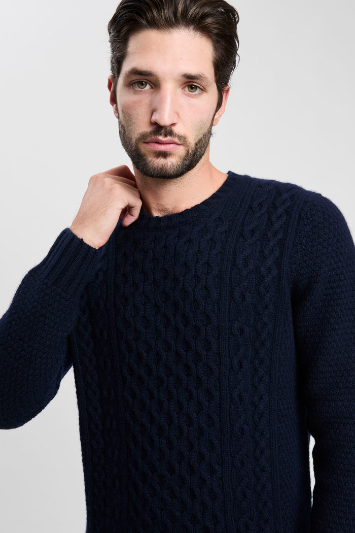 rundhalsausschnitt-aus-lammwolle-1