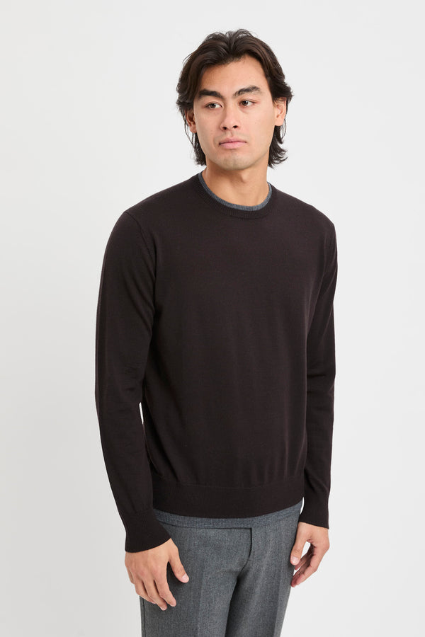 Rundhalspullover mit kontrastierenden Profilen - 1