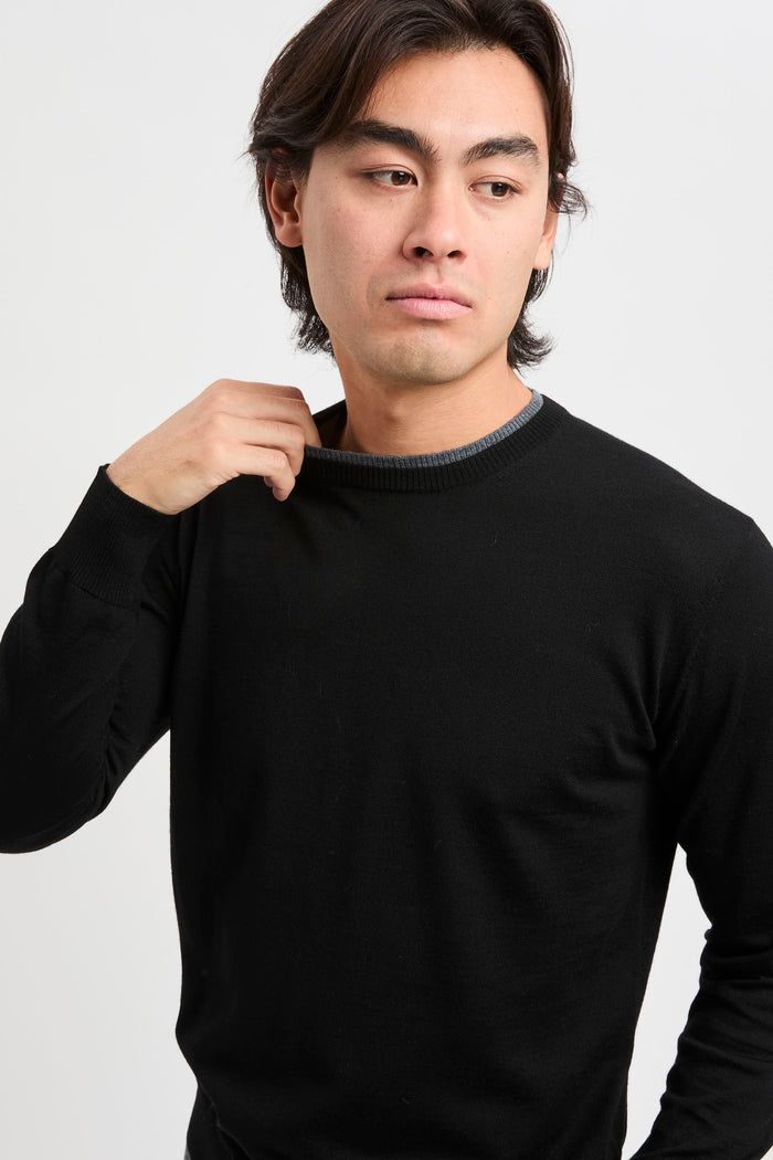 maglia-girocollo-con-profili-a-contrasto-3