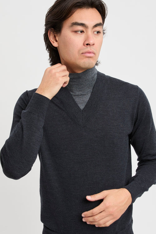 Maglia dolcevita con scollo a V