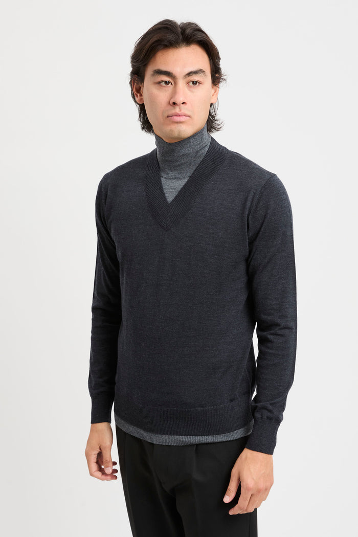 maglia-dolcevita-con-scollo-a-v-2