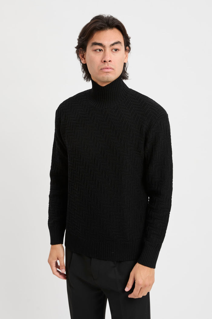 rollkragenpullover-mit-diagonalen-maschen-2