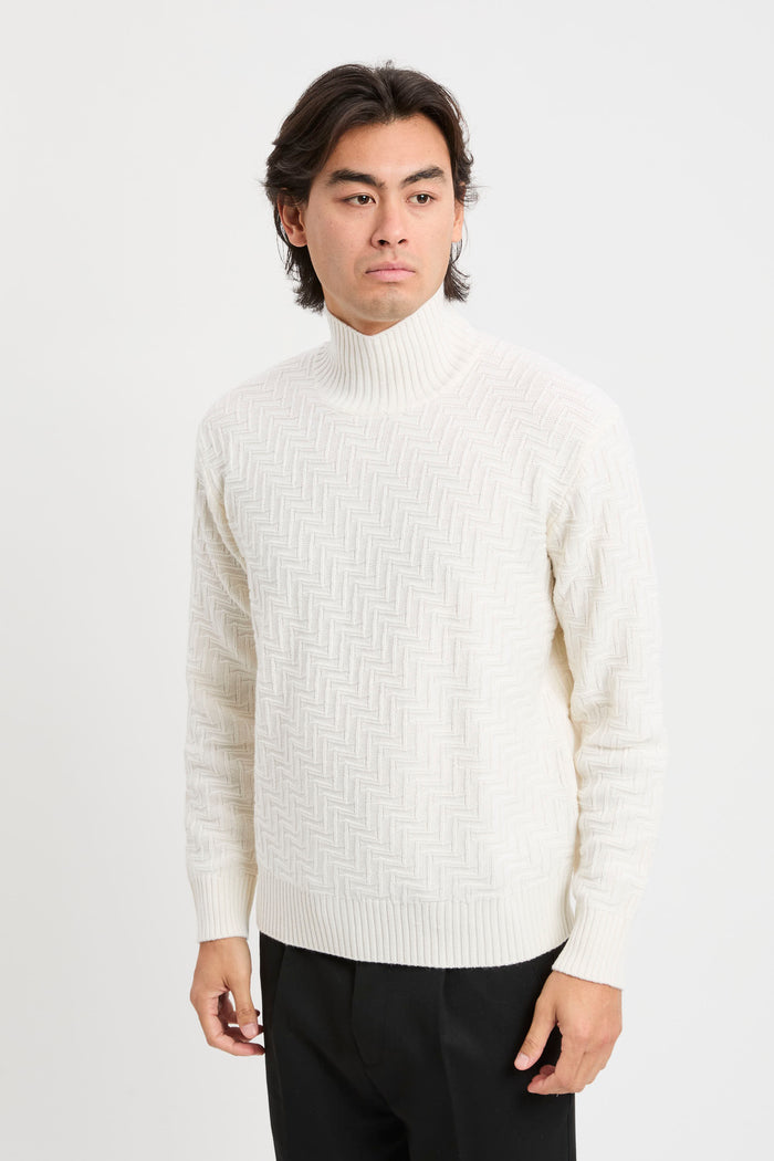 rollkragenpullover-mit-diagonalen-maschen-1